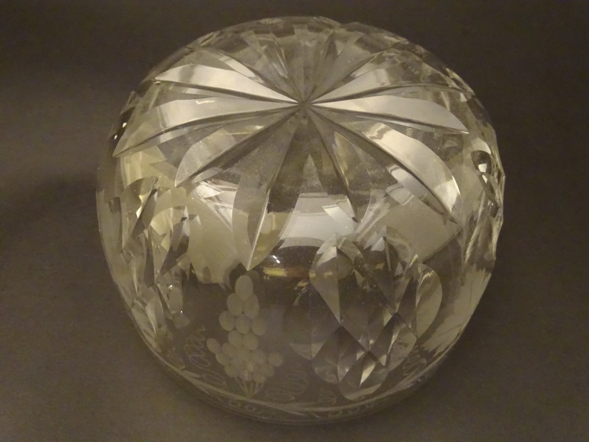 A Victorian crystal glass rinser / finger bowl, decorated with etched fruiting vine, - Image 2 of 6