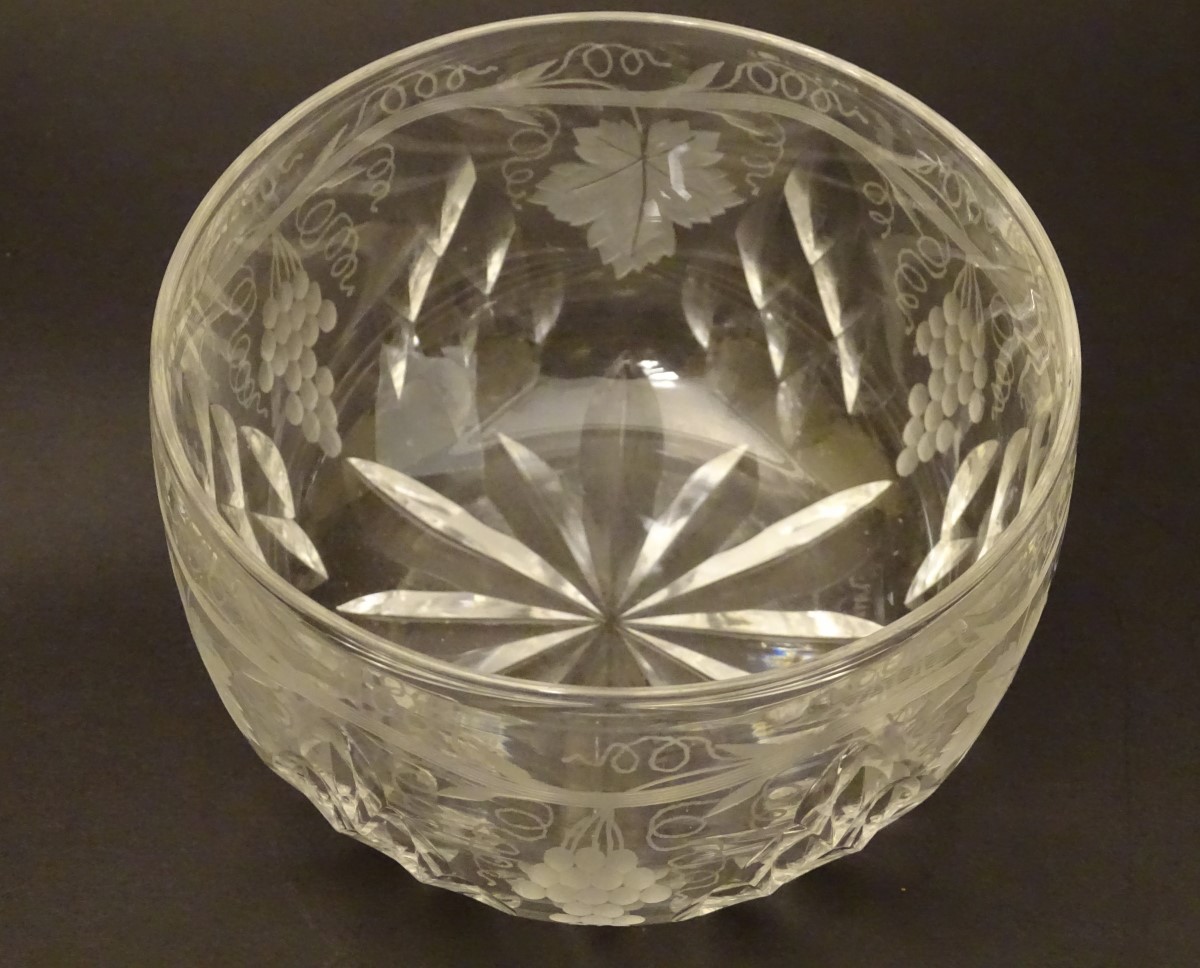 A Victorian crystal glass rinser / finger bowl, decorated with etched fruiting vine, - Image 4 of 6