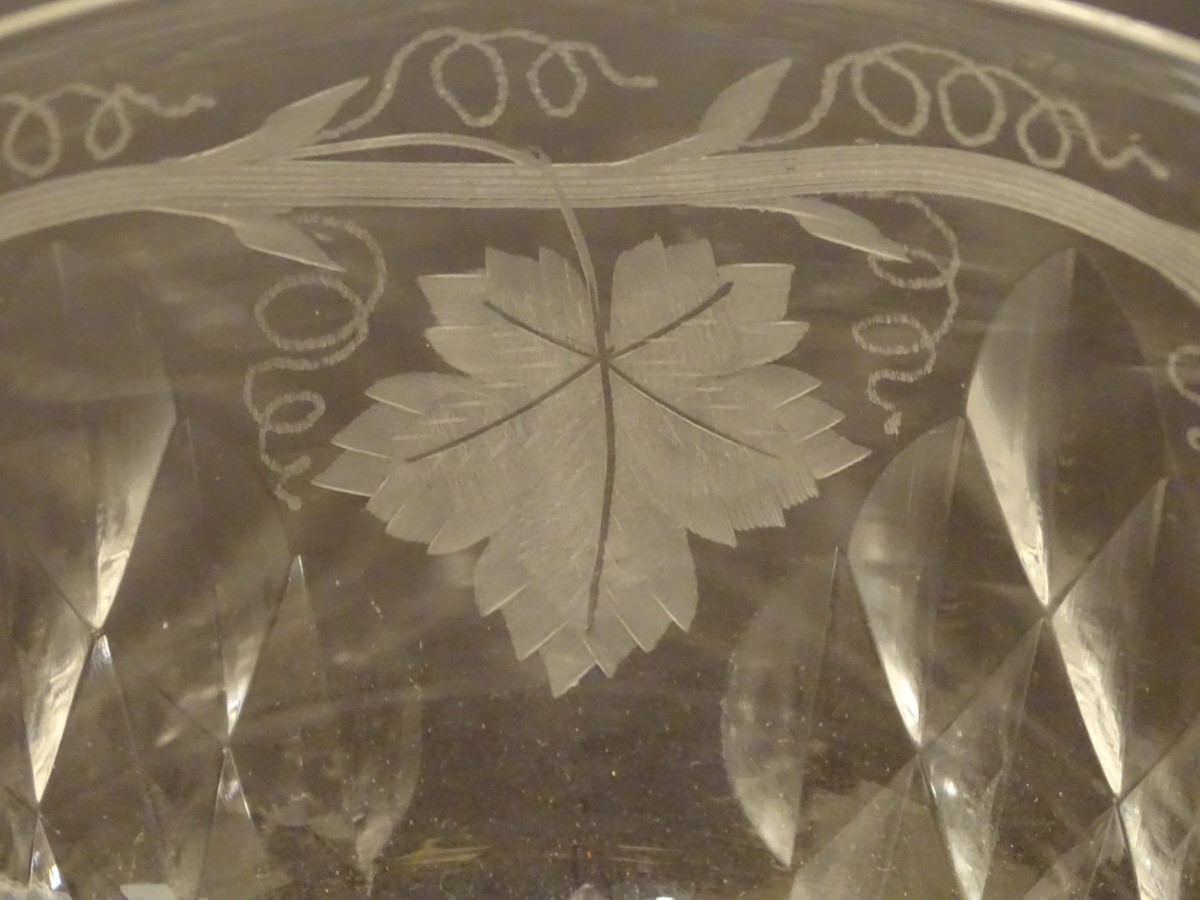 A Victorian crystal glass rinser / finger bowl, decorated with etched fruiting vine, - Image 5 of 6