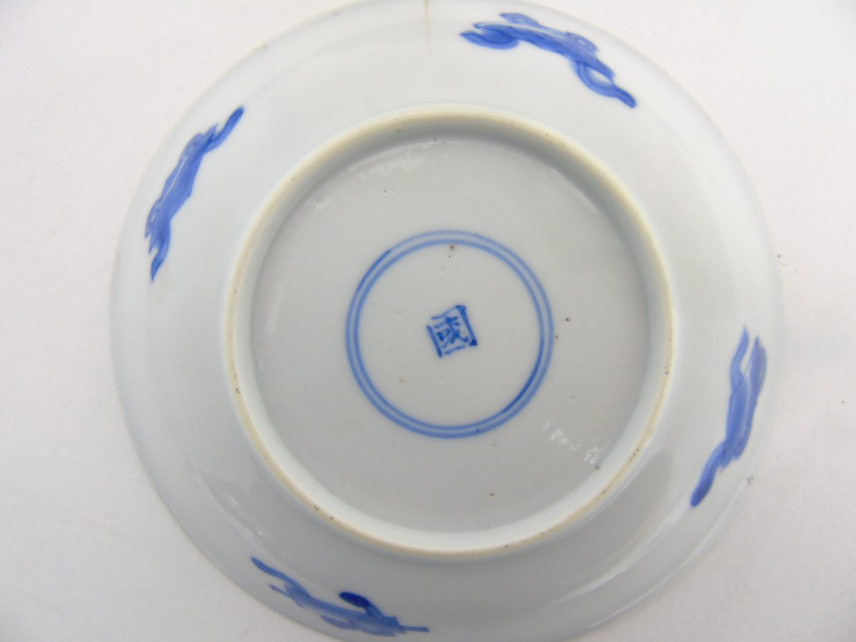 Five Chinese blue and white plates: A blue and white plate depicting butterflies and peonies on a - Image 3 of 15