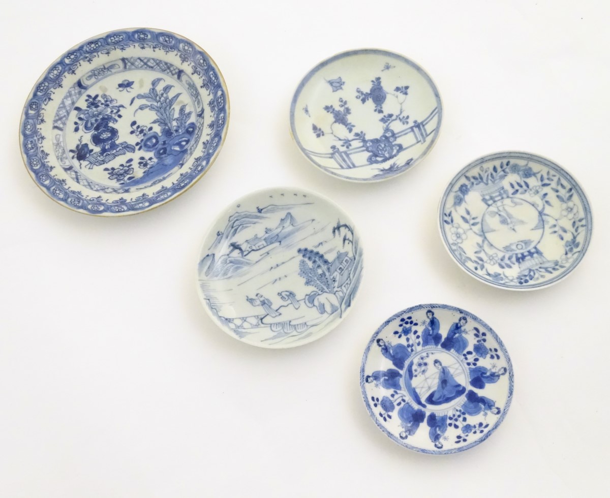 Five Chinese blue and white plates: A blue and white plate depicting butterflies and peonies on a - Image 2 of 15