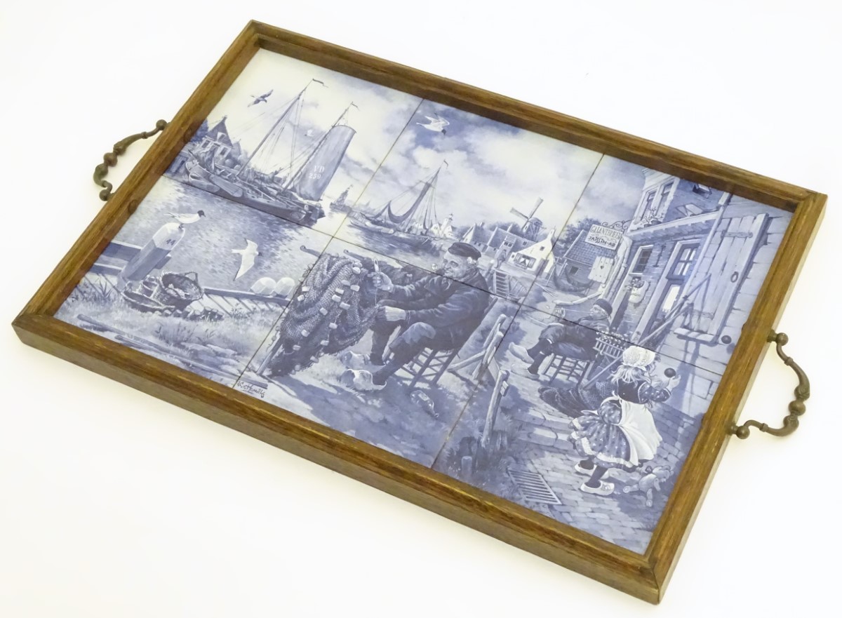 A wooden tray with 6 delft blue tiles decorated with a harbour scene with boats, a windmill, - Image 6 of 8