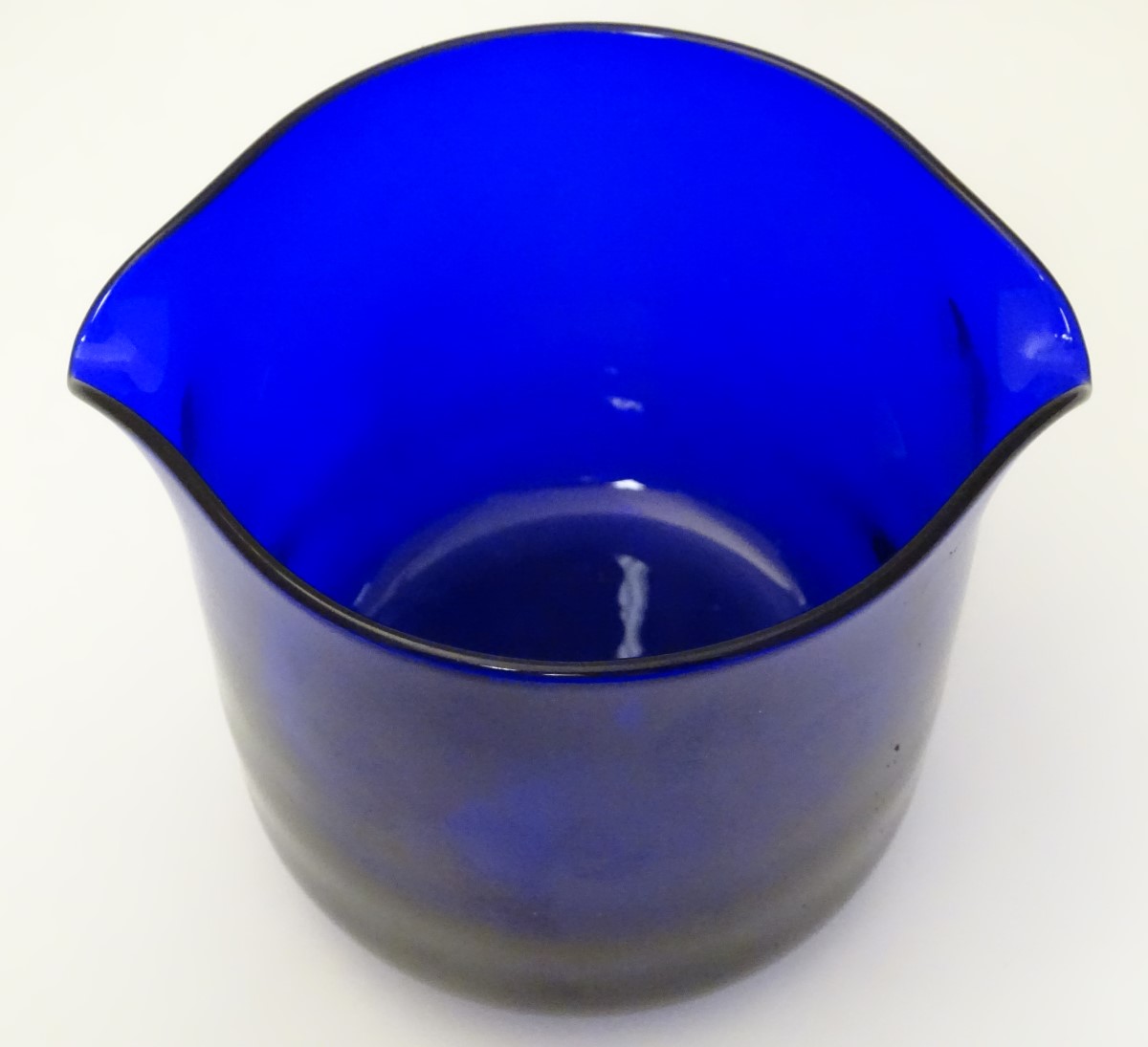 A 20thC Thomas Webb Bristol blue glass rinser, 4 1/2" tall, signed under. - Image 5 of 6