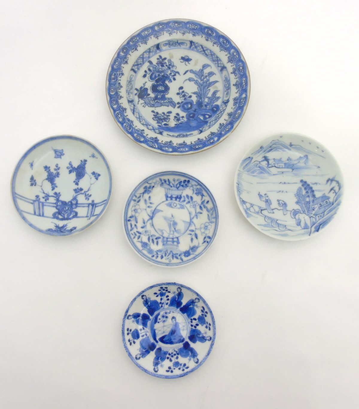 Five Chinese blue and white plates: A blue and white plate depicting butterflies and peonies on a - Image 7 of 15