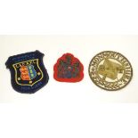 Militaria: a Guards' regiment cloth badge with gilt embroidered Royal Coat of Arms,