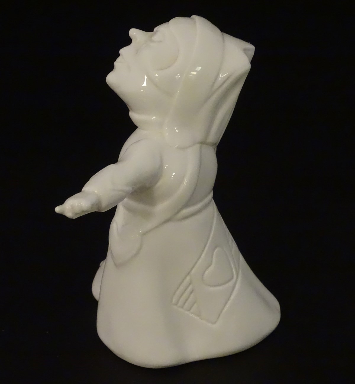 A ceramic figure of the Queen of Hearts from Lewis Carroll's Alice in Wonderland. Approx. - Image 10 of 10