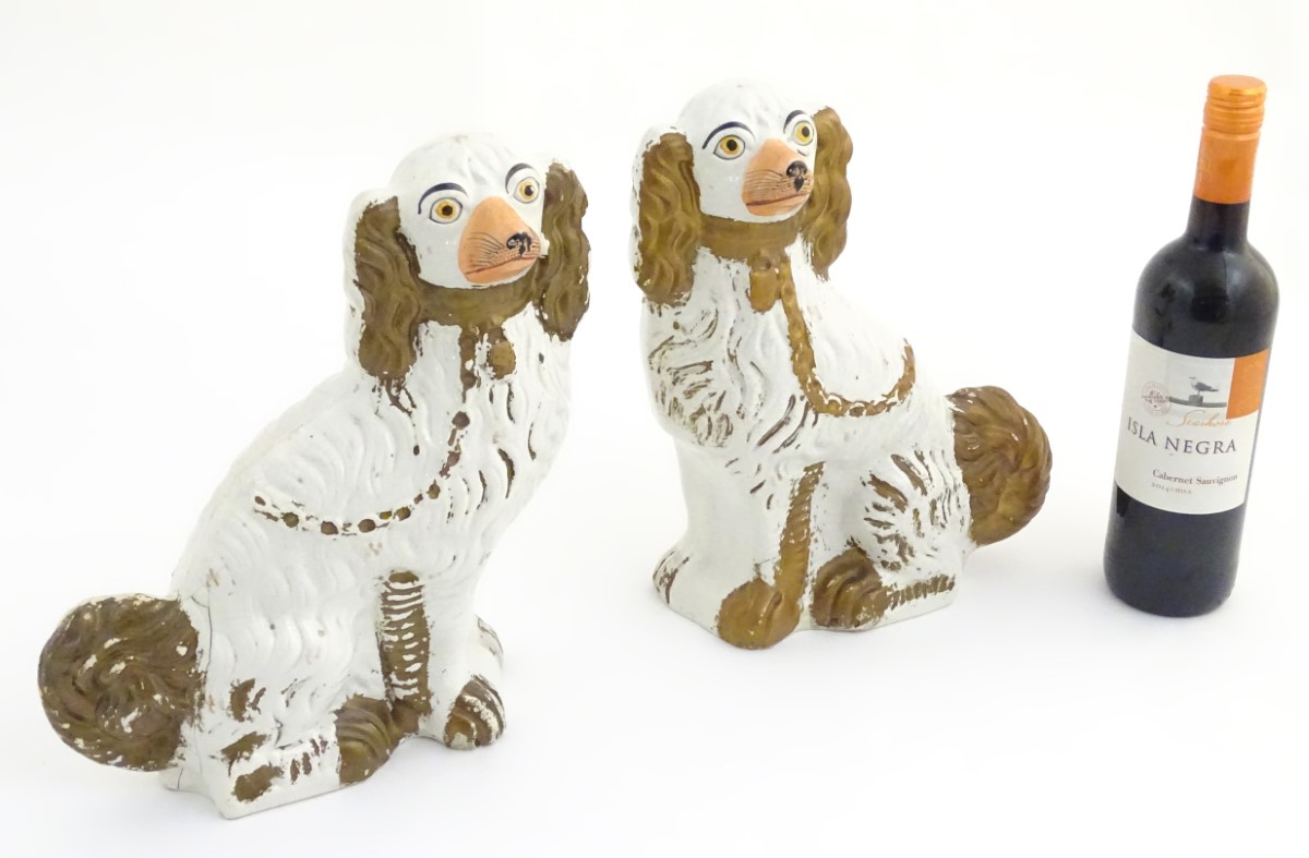 A pair of large Staffordshire flat back spaniel dogs, with gilt chain collar detail. - Image 4 of 7
