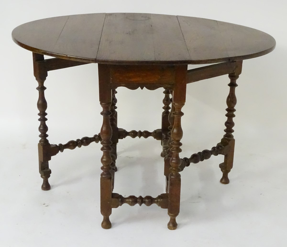 A mid 18thC oak gateleg table opening to form an oval top, - Image 4 of 6