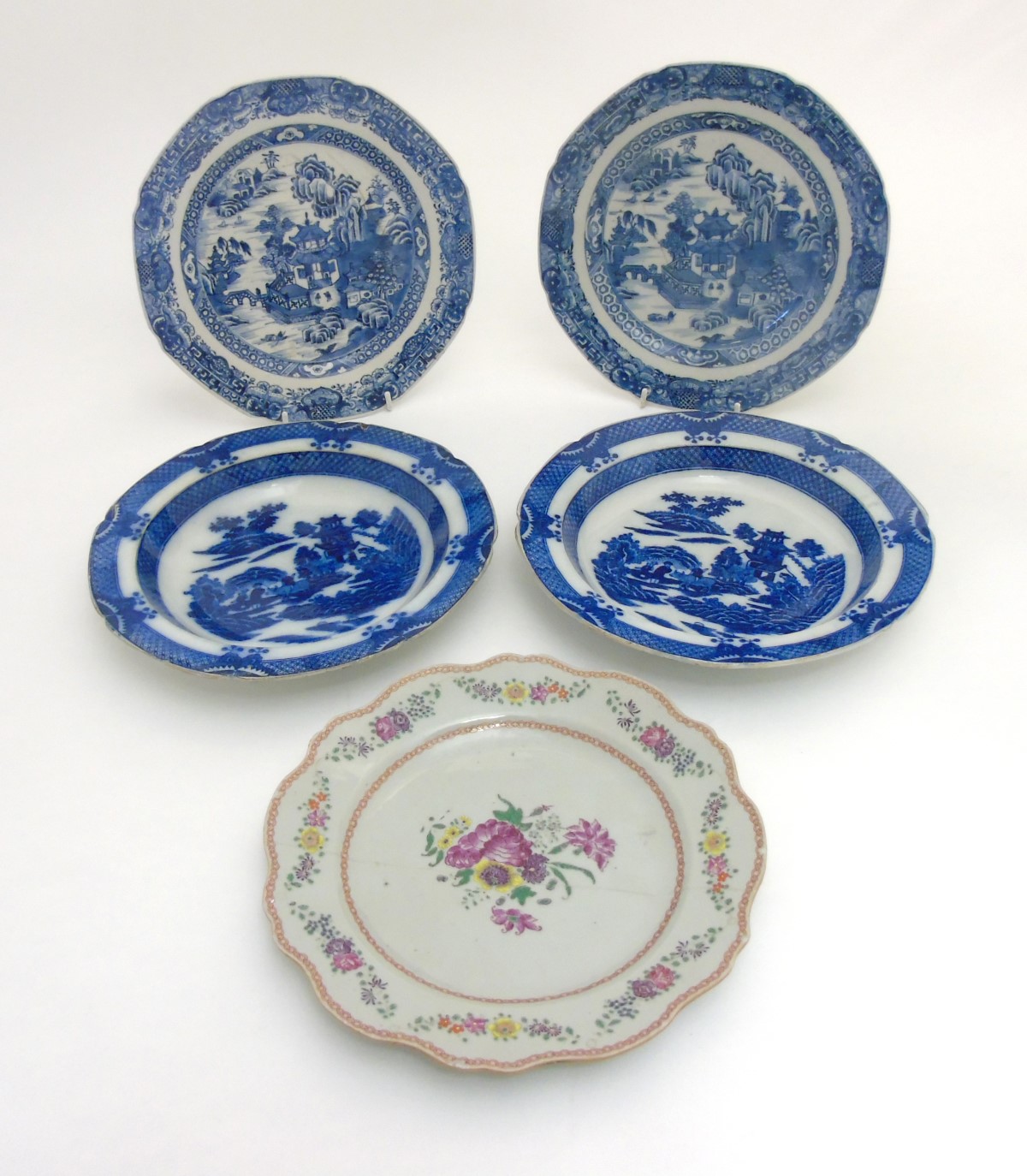 A collection of 5 Chinese plates to include; A pair of blue and white Chinese bowls , - Image 4 of 12