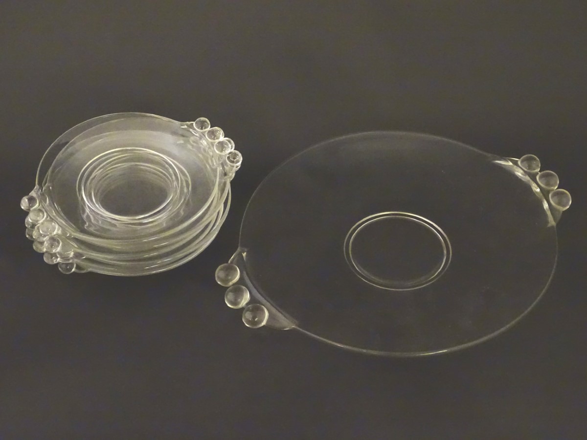 An Art Deco glass fruit / cake set comprising large serving plate and 6 smaller plates with - Image 4 of 7