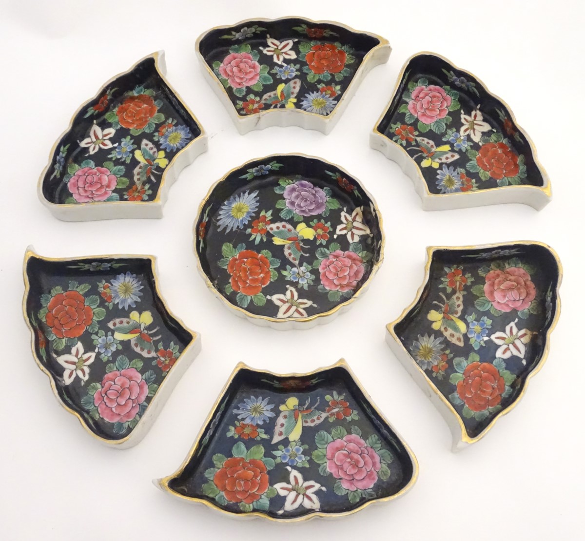 A Chinese 7 sectional hors d'oeuvre set of serving dishes decorated with stylised flowers and - Image 5 of 8