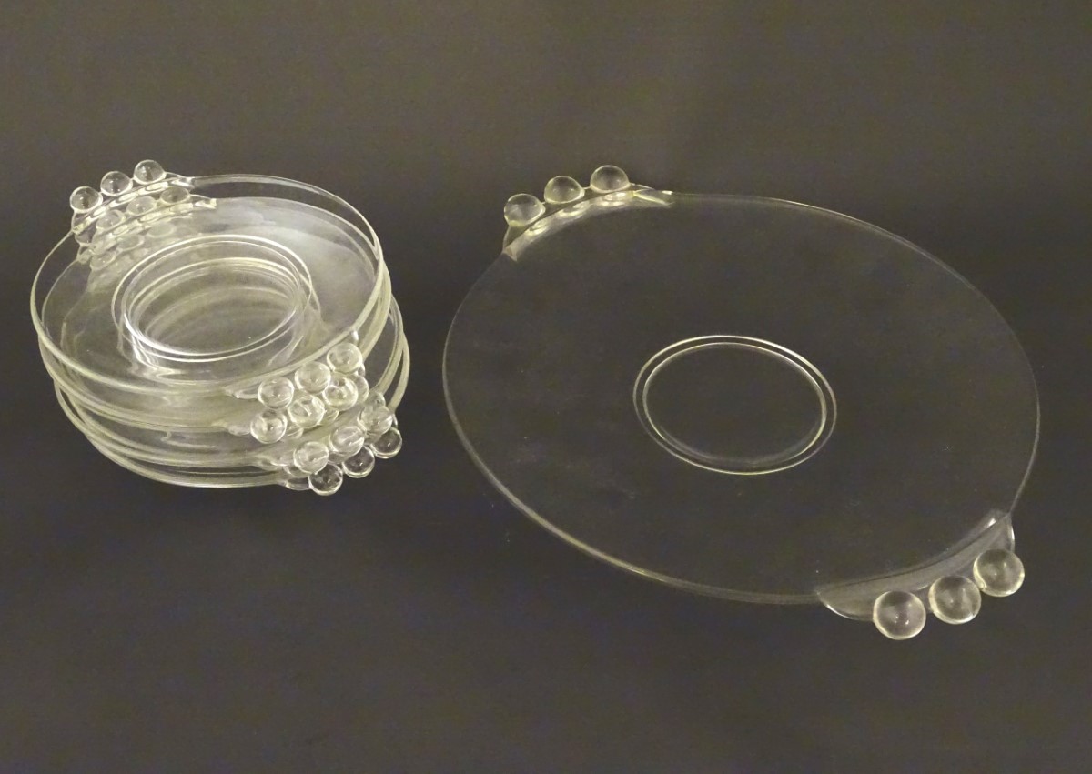 An Art Deco glass fruit / cake set comprising large serving plate and 6 smaller plates with - Image 2 of 7