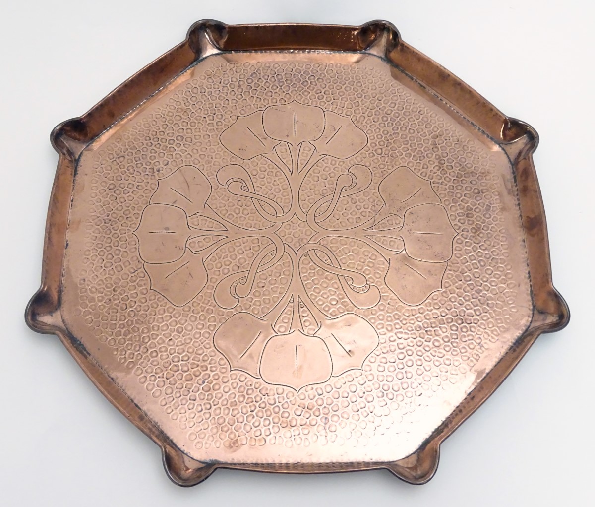 An Arts & Crafts octagonal copper charger / tray with incised natural form decoration and a shaped - Image 4 of 9