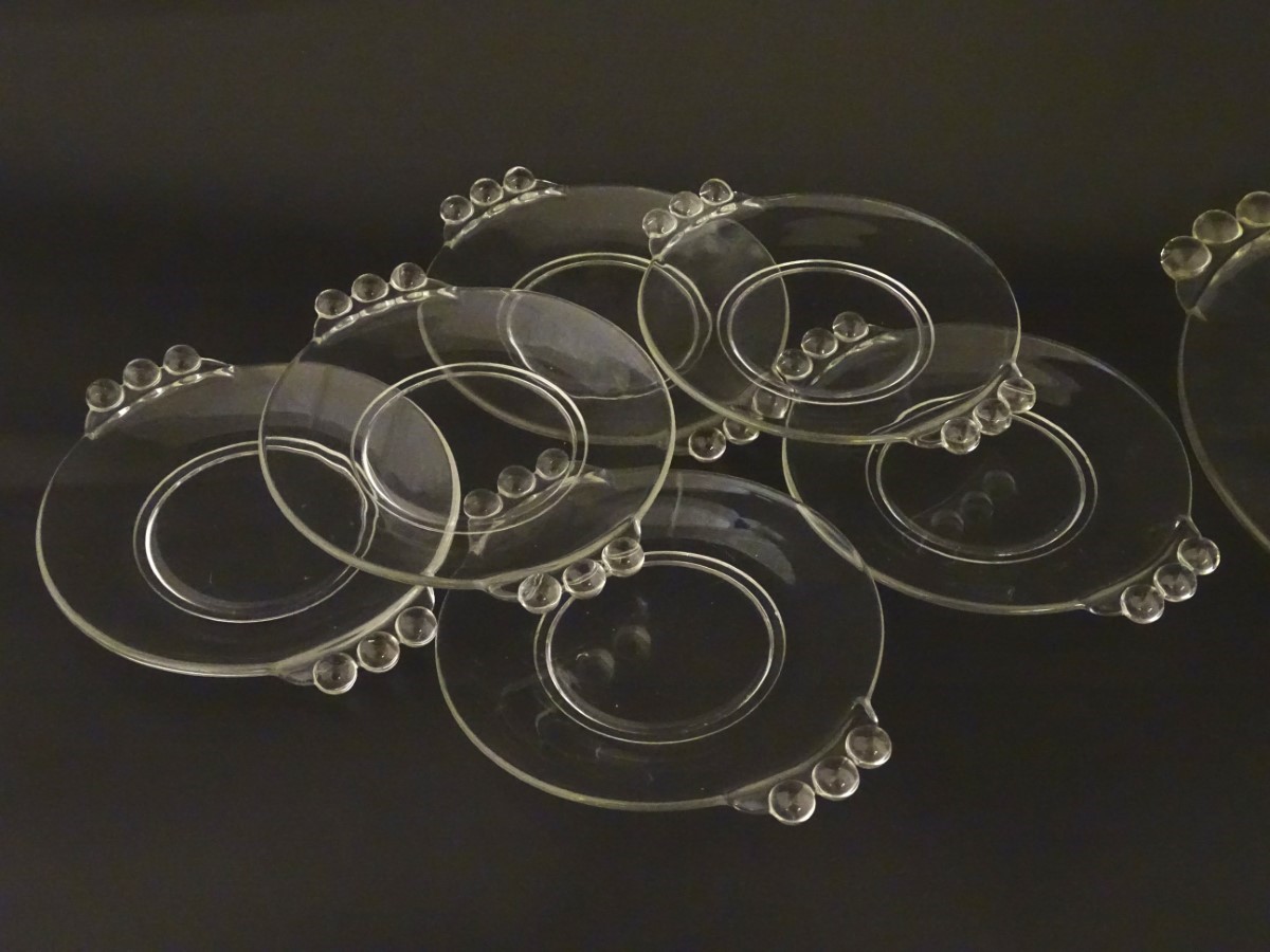 An Art Deco glass fruit / cake set comprising large serving plate and 6 smaller plates with - Image 6 of 7