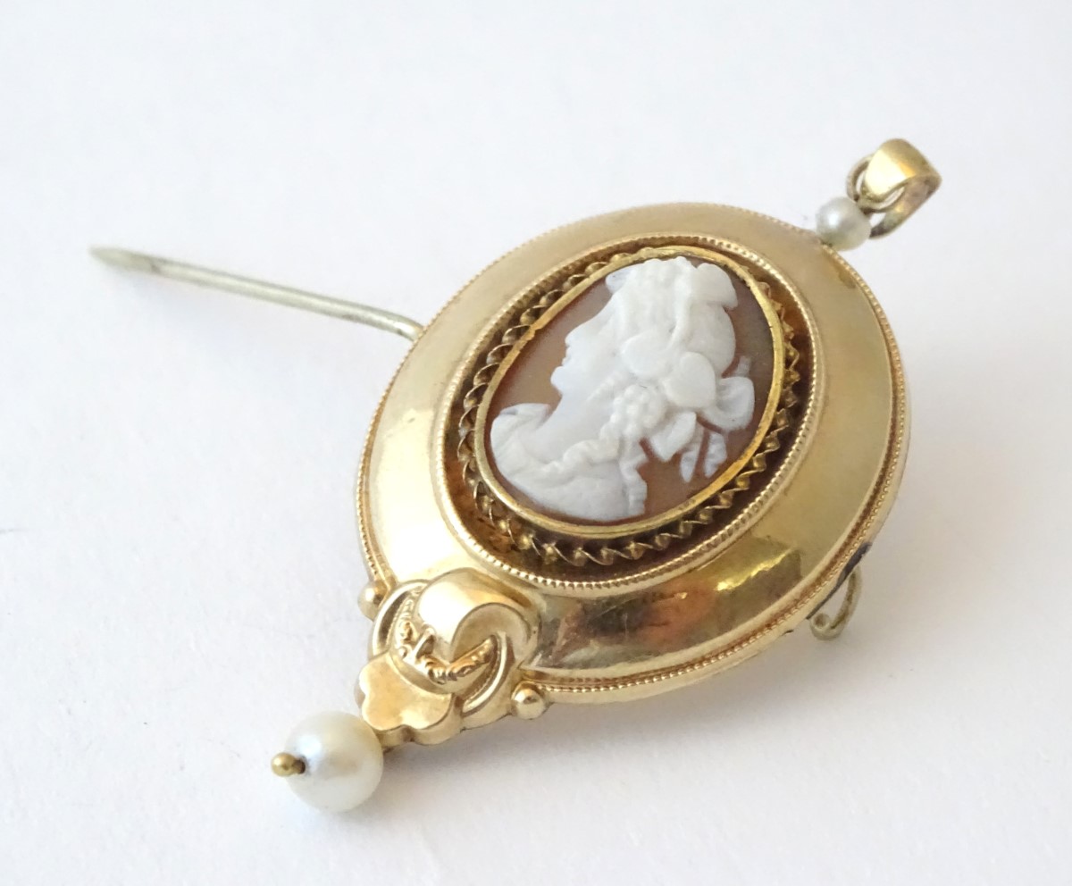 An Italian 8ct gold pendant / brooch set with central carved cameo and with pearl drop. - Image 3 of 6