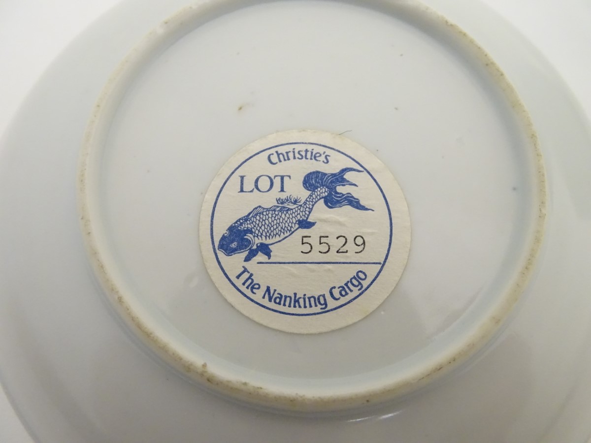 An 18thC Chinese Nanking Cargo blue and white tea bowl and saucer, decorated with pine trees. - Image 10 of 10