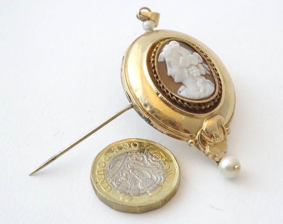 An Italian 8ct gold pendant / brooch set with central carved cameo and with pearl drop. - Image 2 of 6