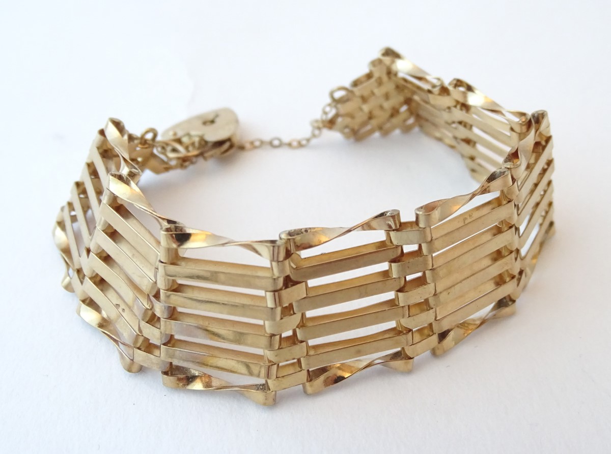 A 9ct gold bracelet of link form. Approx. 7/8" wide x 7 1/2" long. - Image 4 of 6