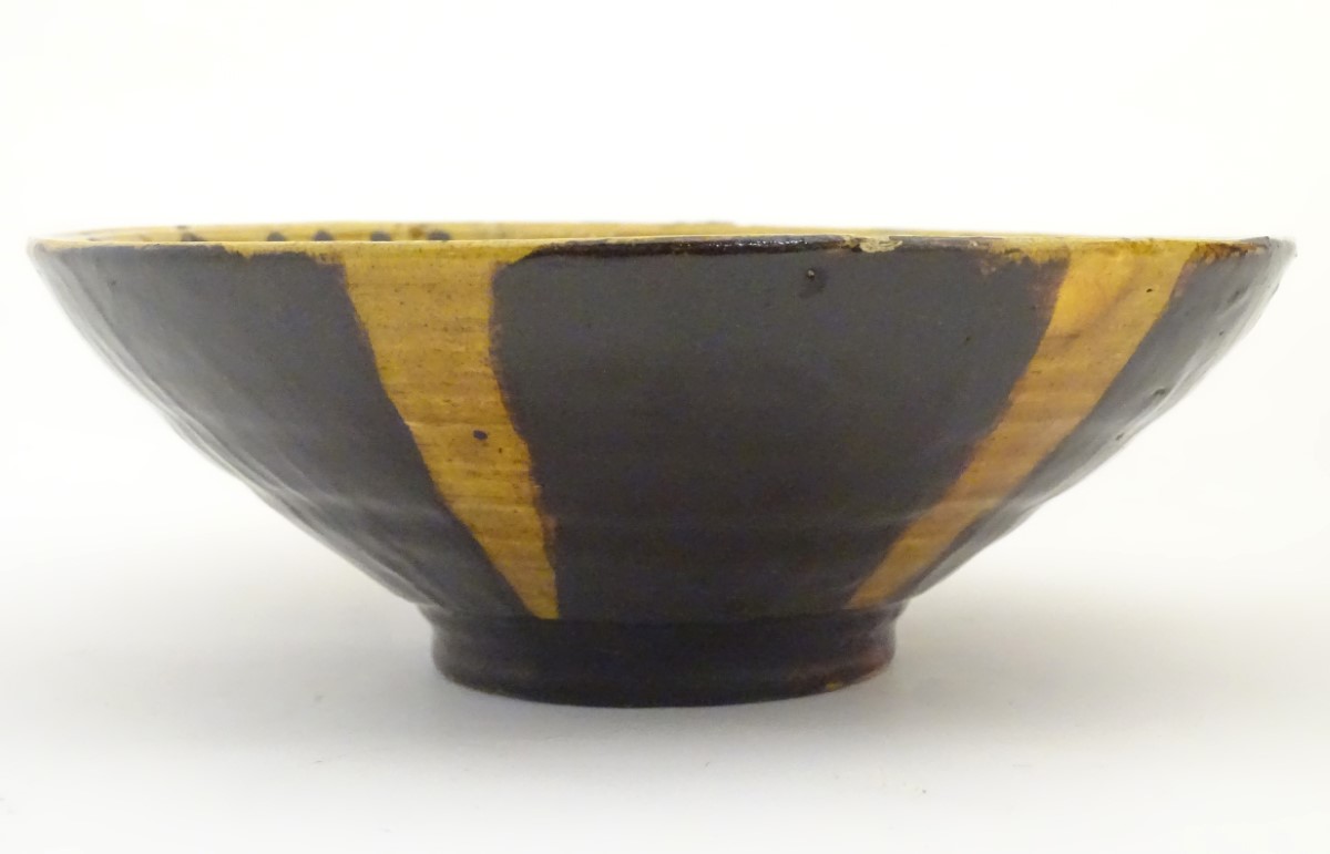 A 19thC slipware bowl with stylised foliate decoration. Approx. 2 ½” high x 7 ½” diameter. - Image 2 of 6