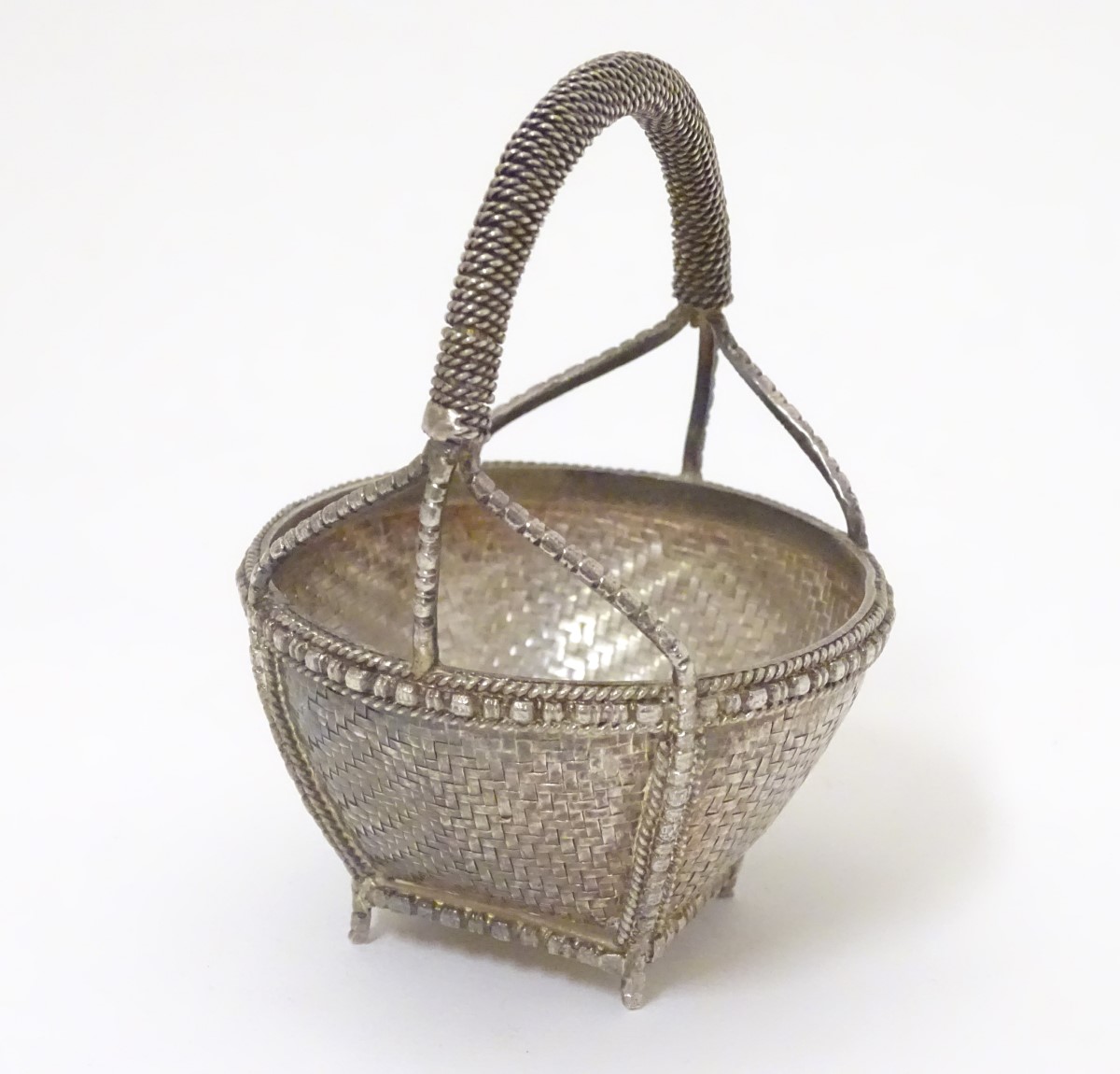 A white metal dish formed as a woven basket. - Image 4 of 5