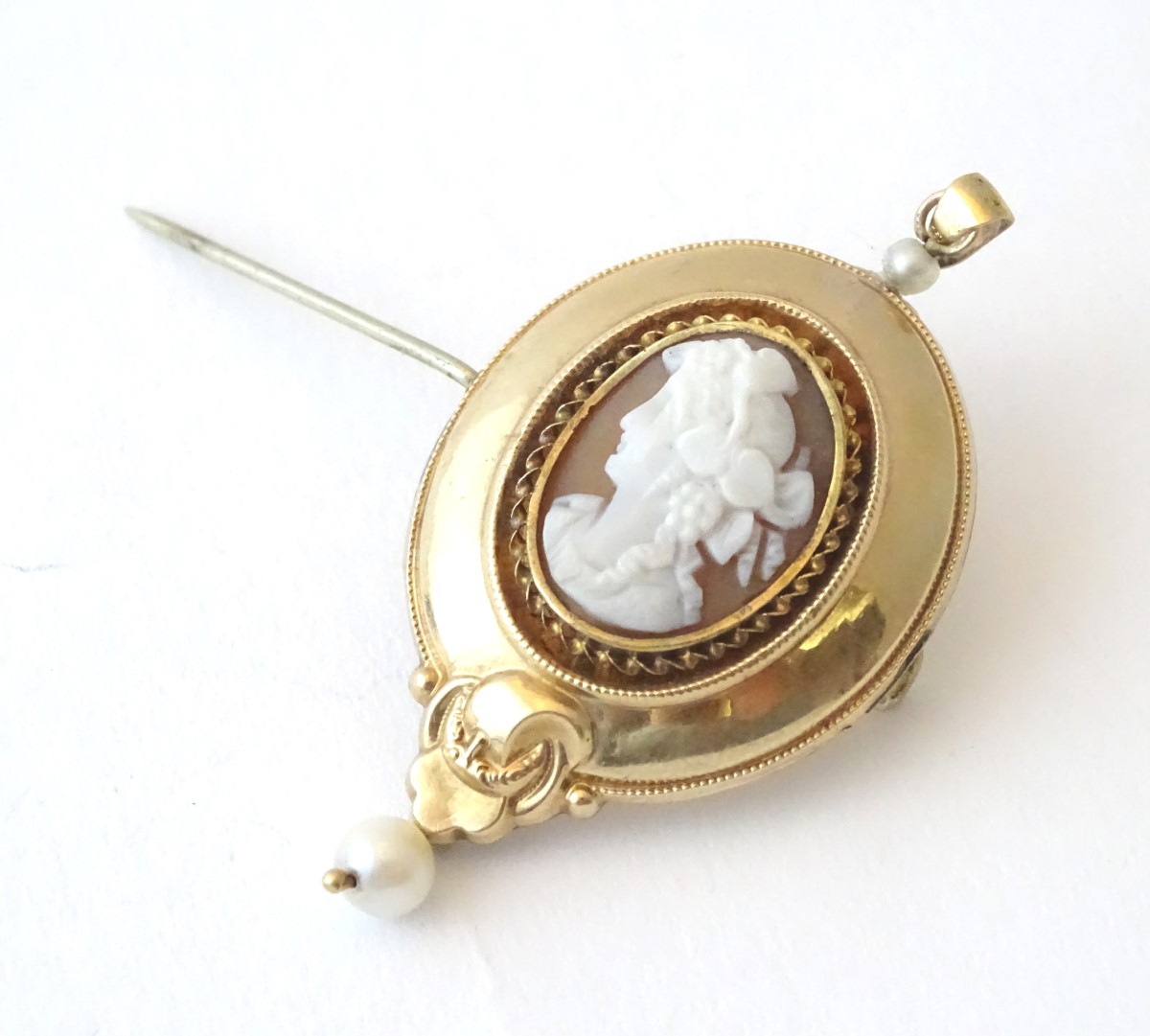 An Italian 8ct gold pendant / brooch set with central carved cameo and with pearl drop. - Image 4 of 6