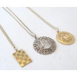 Assorted jewellery to include a 9ct gold zodiac pendant,