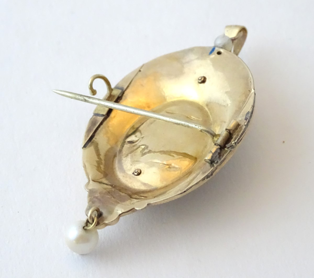 An Italian 8ct gold pendant / brooch set with central carved cameo and with pearl drop. - Image 6 of 6