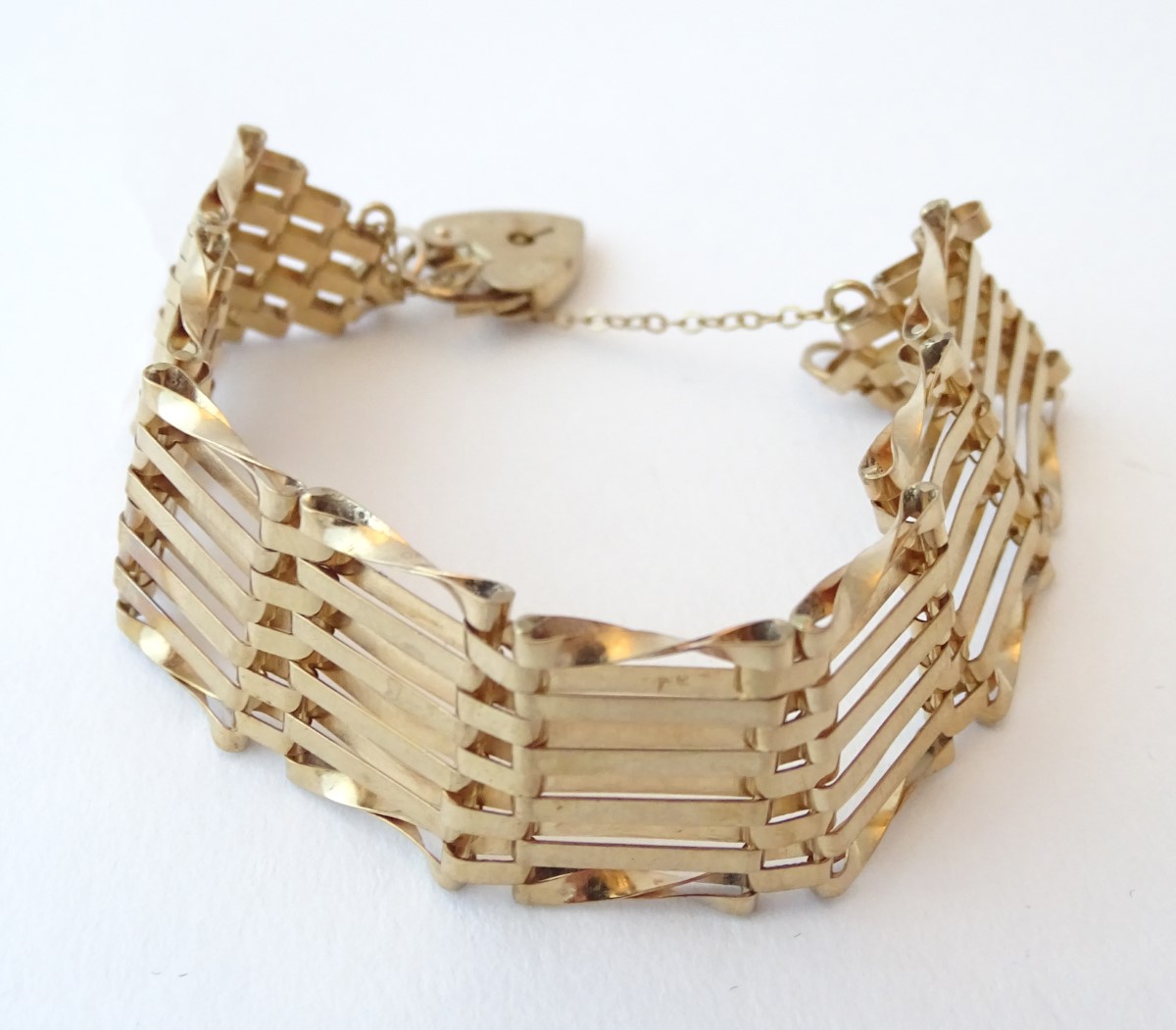 A 9ct gold bracelet of link form. Approx. 7/8" wide x 7 1/2" long. - Image 3 of 6