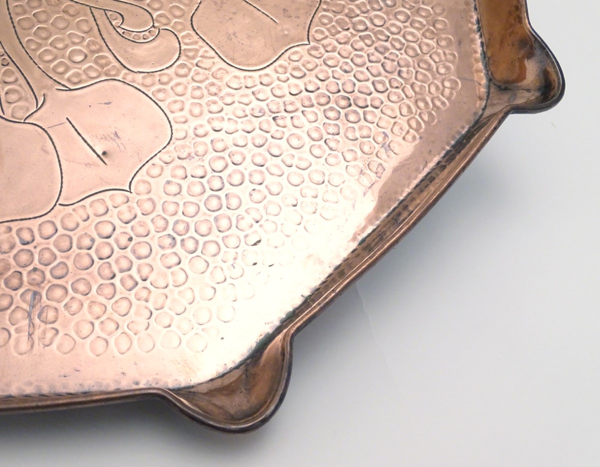 An Arts & Crafts octagonal copper charger / tray with incised natural form decoration and a shaped - Image 7 of 9