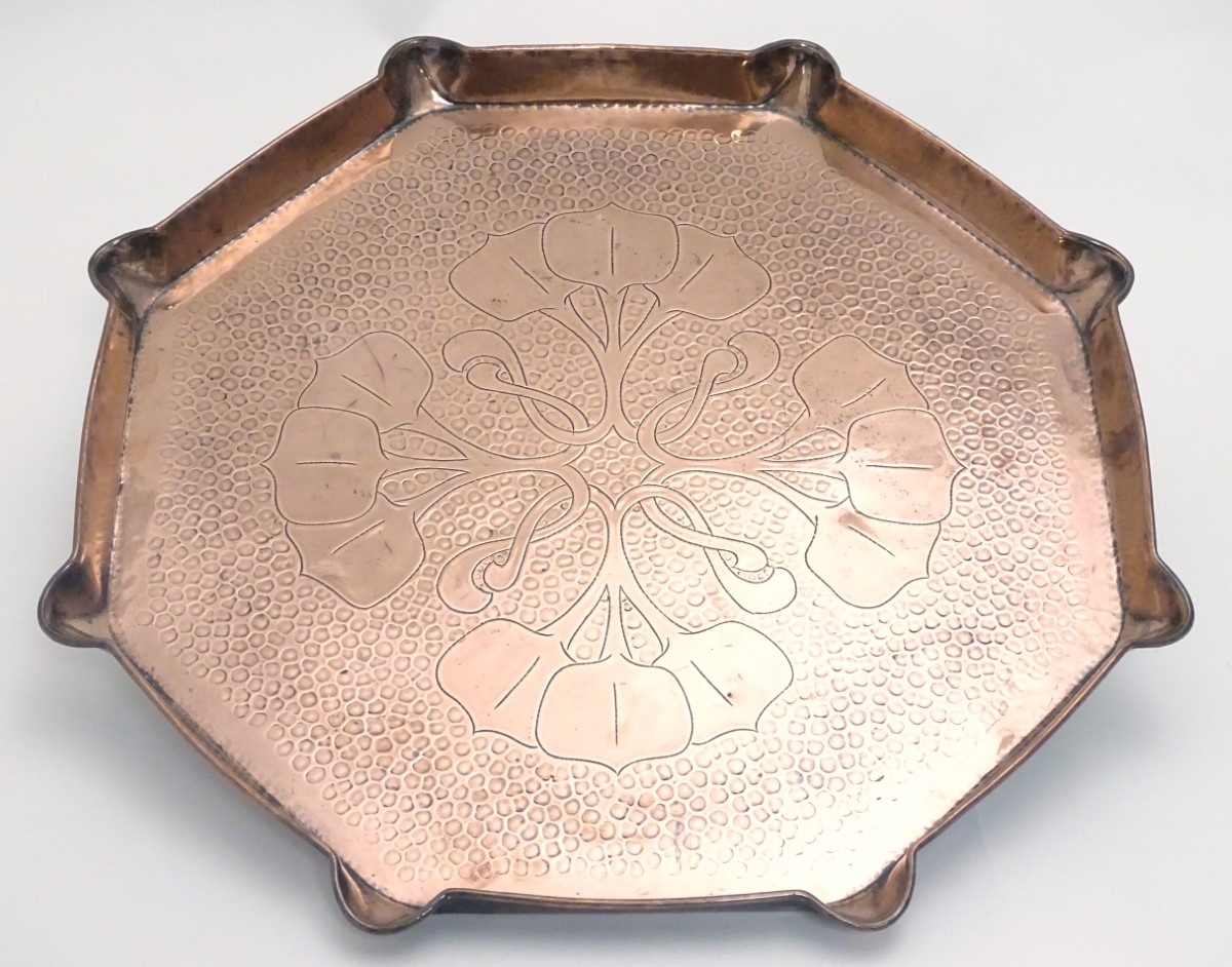 An Arts & Crafts octagonal copper charger / tray with incised natural form decoration and a shaped - Image 5 of 9