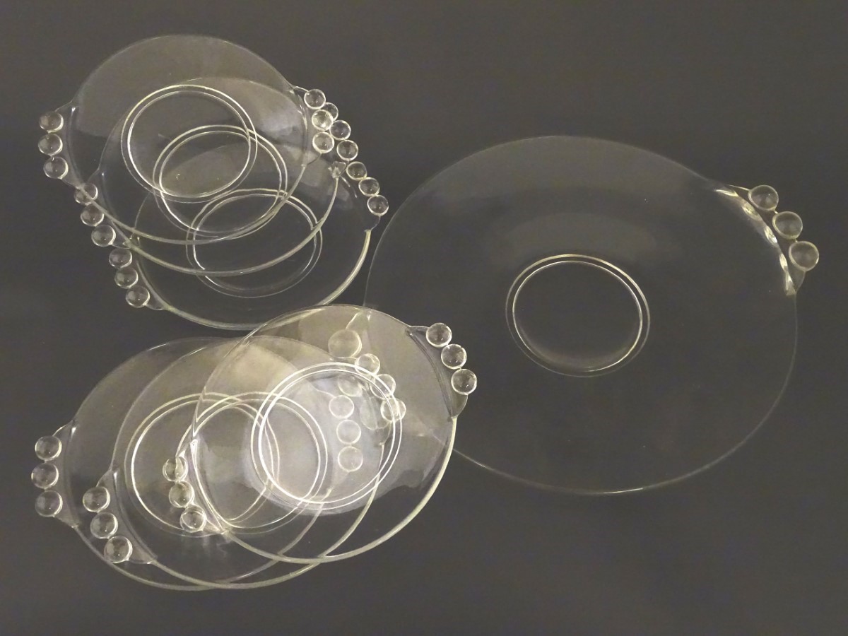 An Art Deco glass fruit / cake set comprising large serving plate and 6 smaller plates with - Image 5 of 7