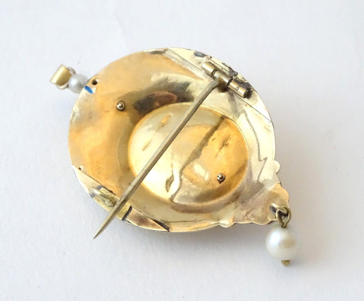 An Italian 8ct gold pendant / brooch set with central carved cameo and with pearl drop. - Image 5 of 6