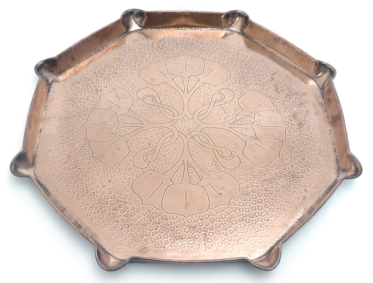 An Arts & Crafts octagonal copper charger / tray with incised natural form decoration and a shaped - Image 3 of 9