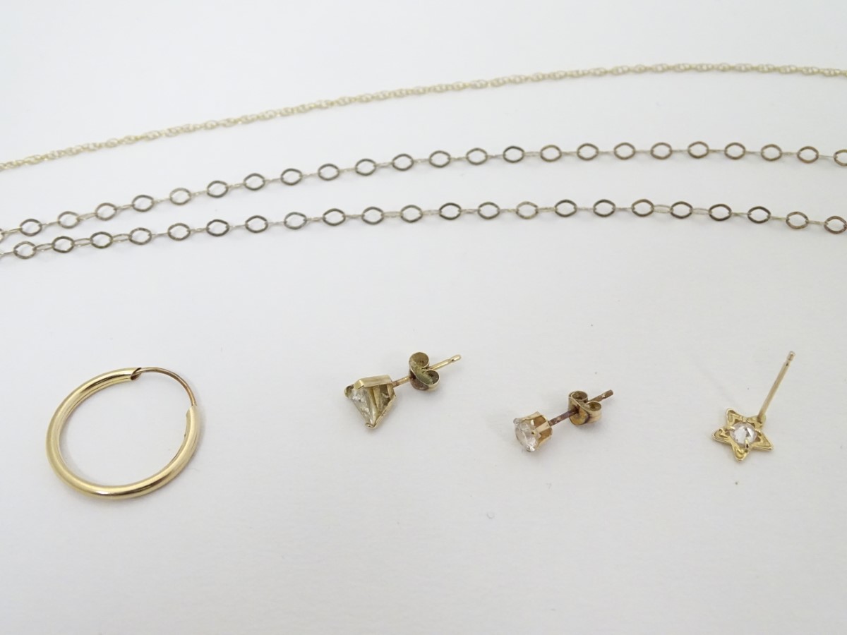 Assorted 9ct gold and silver gilt jewellery CONDITION: Please Note - we do not - Image 4 of 5