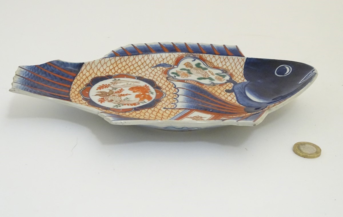 An Imari dish formed as a fish, decorated with panels depicting shells and fish, - Image 3 of 3