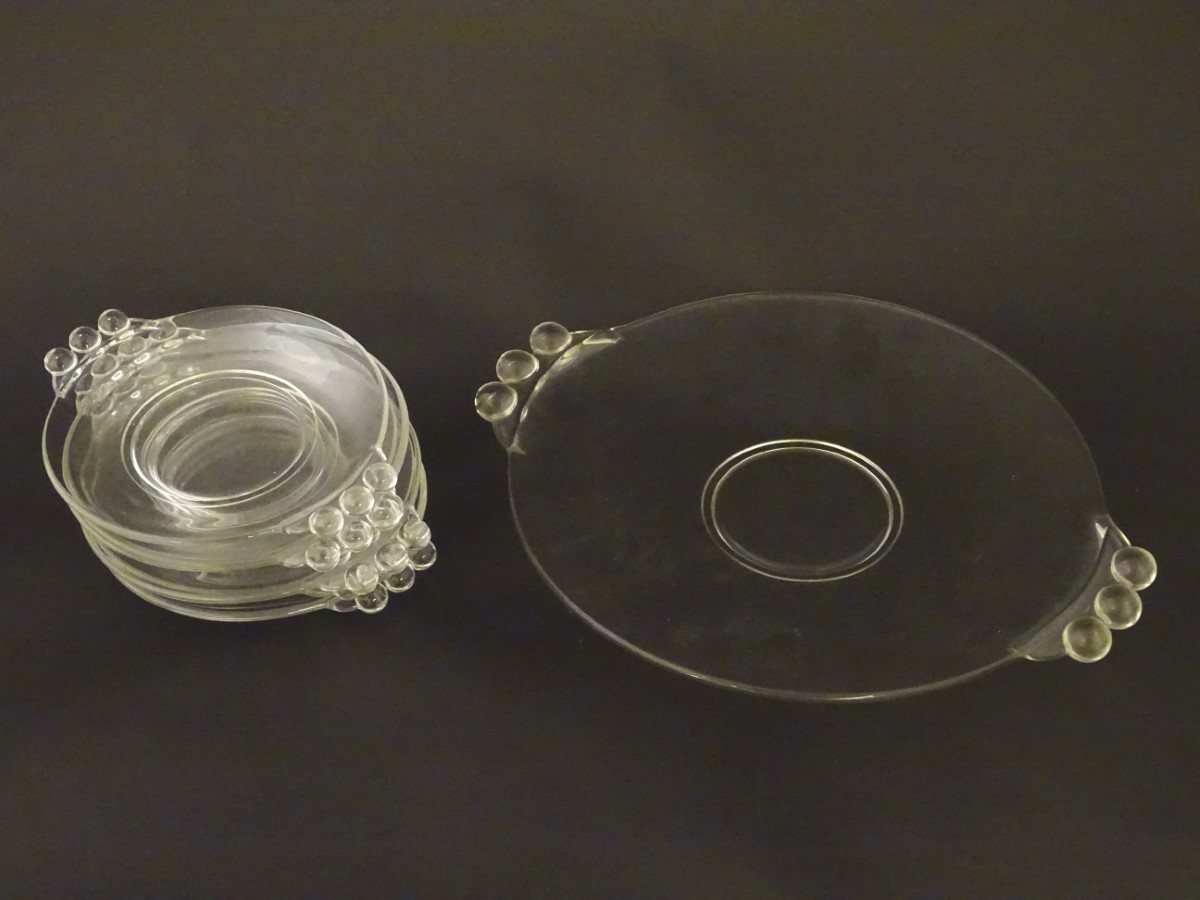 An Art Deco glass fruit / cake set comprising large serving plate and 6 smaller plates with - Image 3 of 7