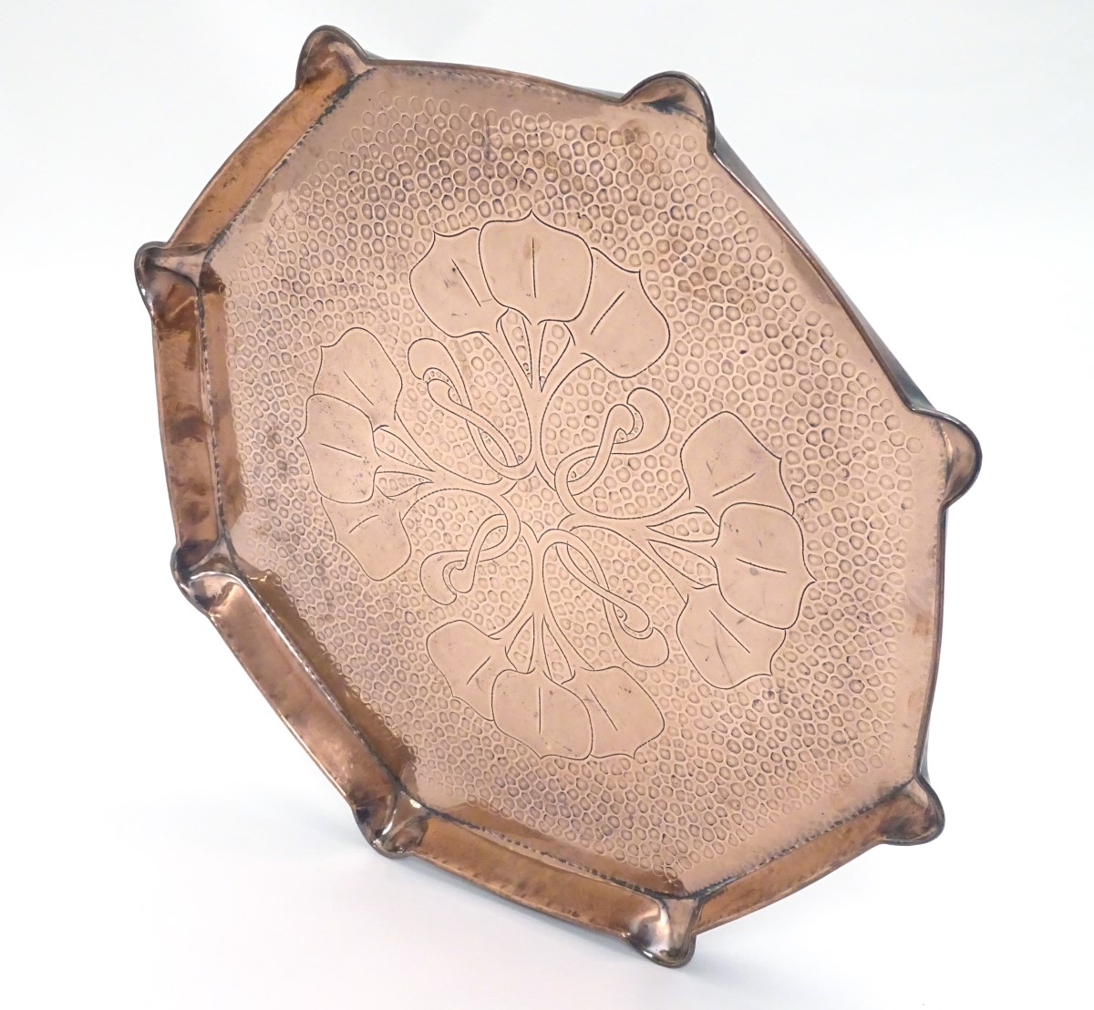 An Arts & Crafts octagonal copper charger / tray with incised natural form decoration and a shaped - Image 9 of 9