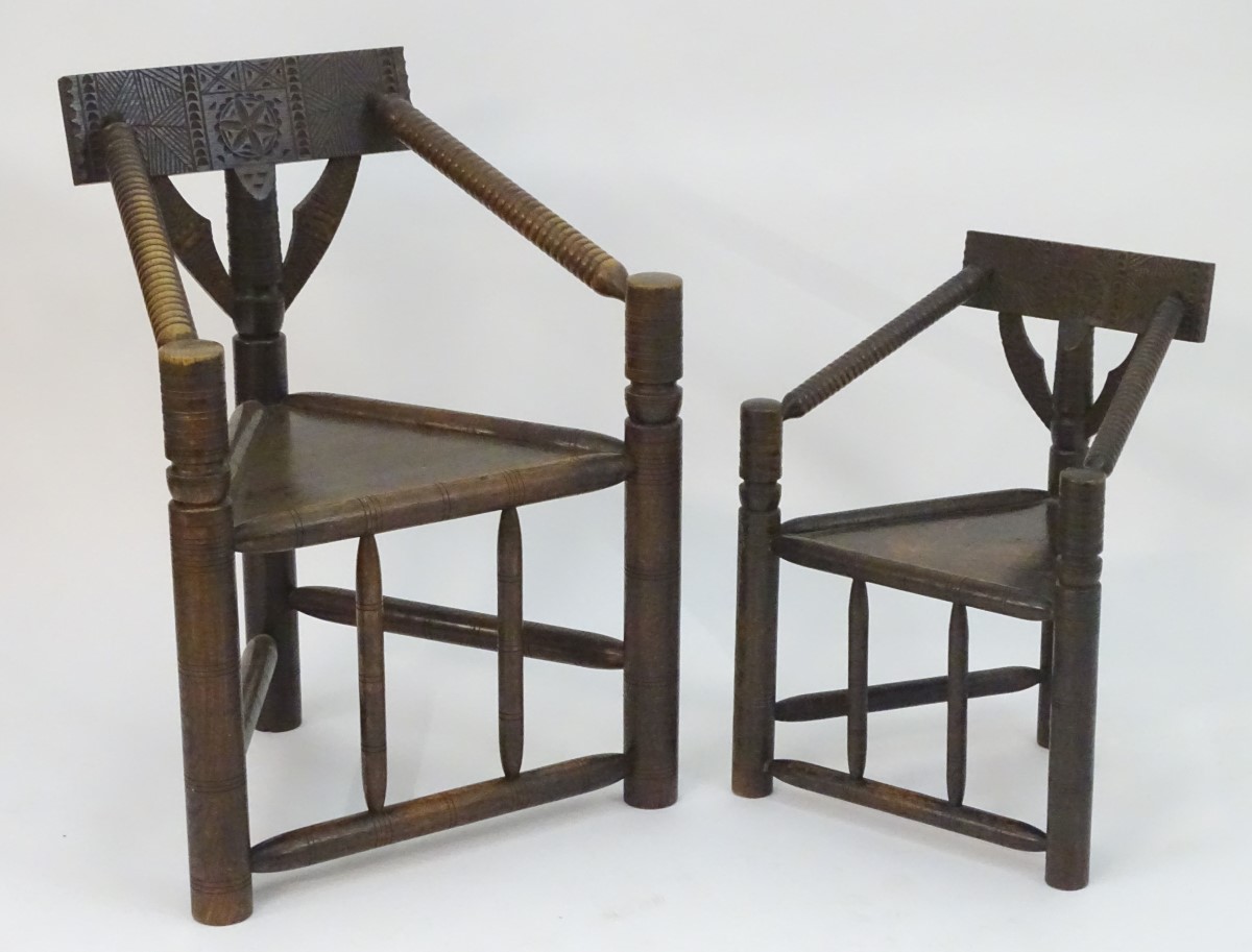 Two 19thC oak turners chairs with carved top rails, incised brackets and bobbin turned arms, the - Bild 4 aus 12