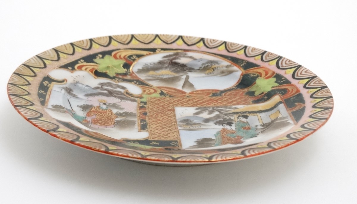 A Japanese plate with panelled decoration depicting Geisha girl style figures in a Japanese - Image 5 of 5