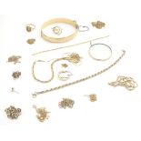 Assorted jewellery including 9ct gold, yellow metal, rolled gold and gilt metal examples. Please