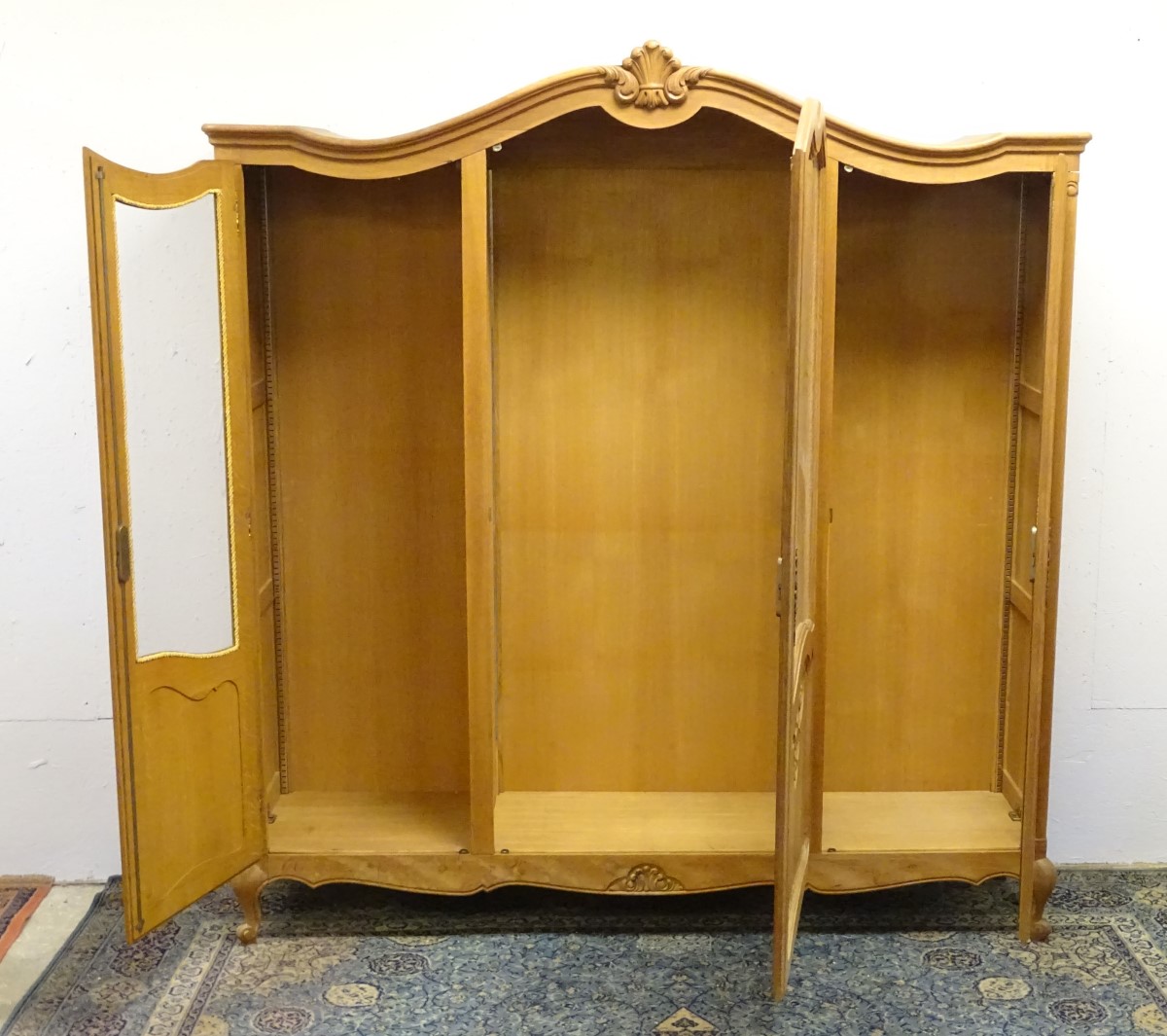 An early 20thC oak vitrine / armoire with a shell carved top and three glazed doors with carved - Image 4 of 8