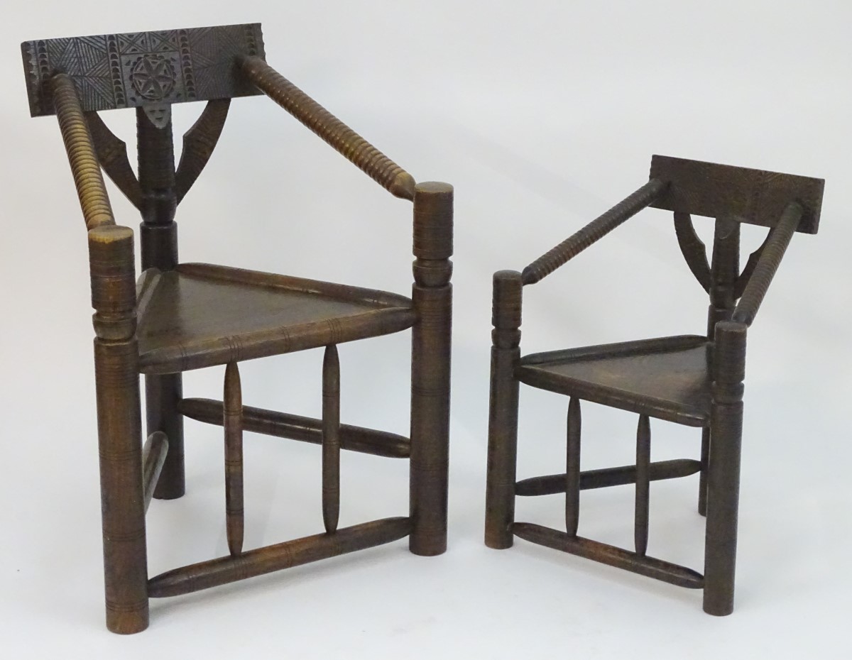 Two 19thC oak turners chairs with carved top rails, incised brackets and bobbin turned arms, the - Bild 5 aus 12