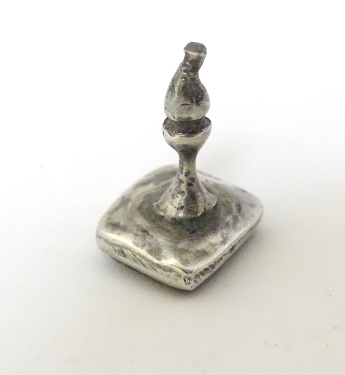 A white metal fob seal with hard stone seal under engraved with Arabic / Islamic script approx 1" - Image 6 of 7