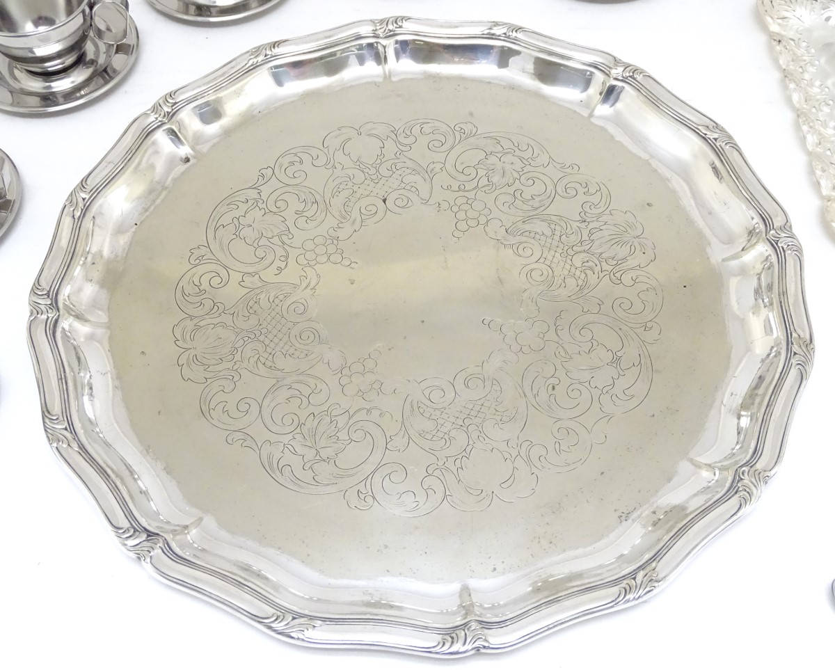 Assorted silver plated wares, to include serving dish, tray, muffin dish, etc. Please Note - we do - Image 6 of 21