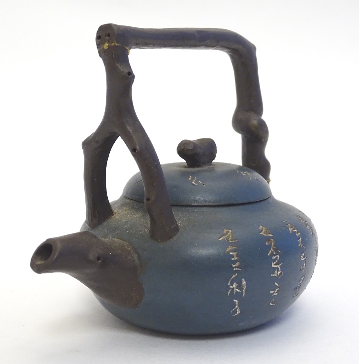 A small Chinese Yixing earthenware / clay teapot and cover with a blue ground, the handle modelled - Image 4 of 13