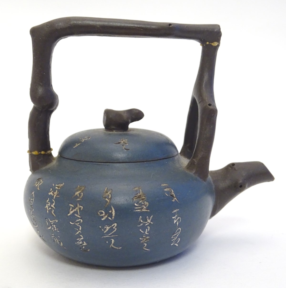 A small Chinese Yixing earthenware / clay teapot and cover with a blue ground, the handle modelled - Image 6 of 13