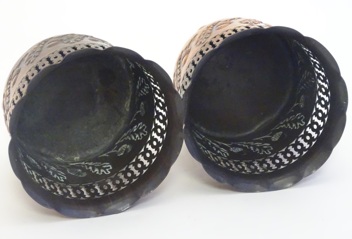 A pair of small copper planters with lobed rims, decorative reticulated banding and embossed acorn - Bild 11 aus 17