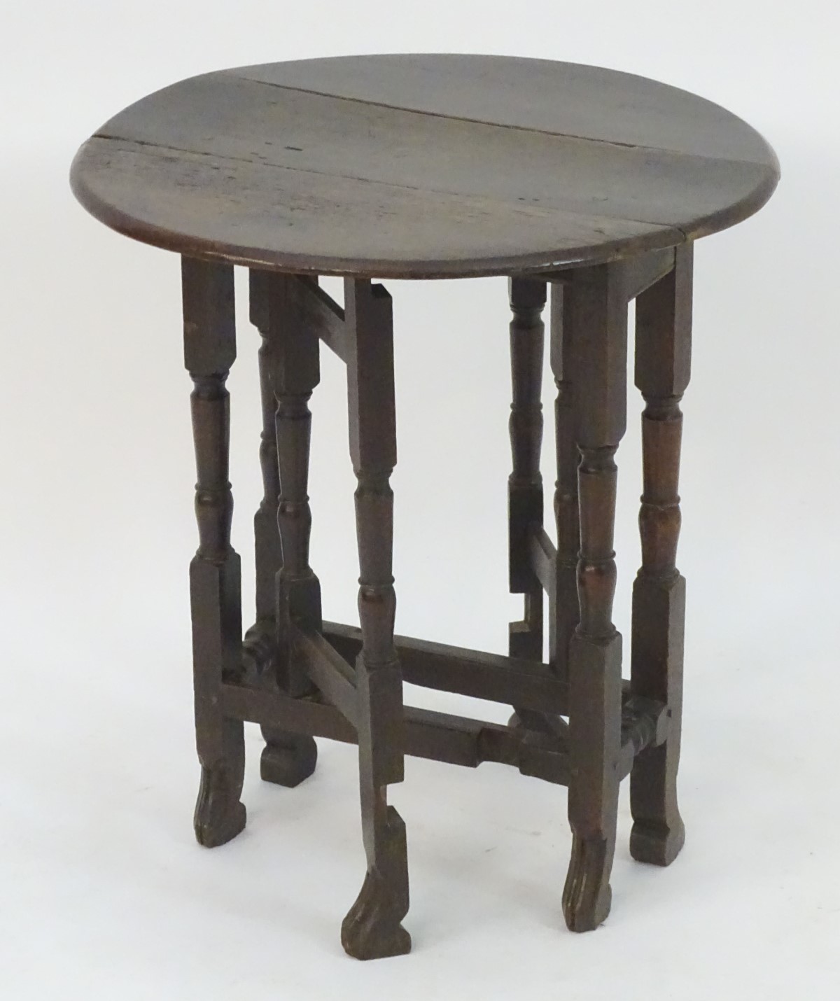 A small 18thC oak gate leg table of peg jointed construction with drop flaps opening to form an oval - Bild 6 aus 9
