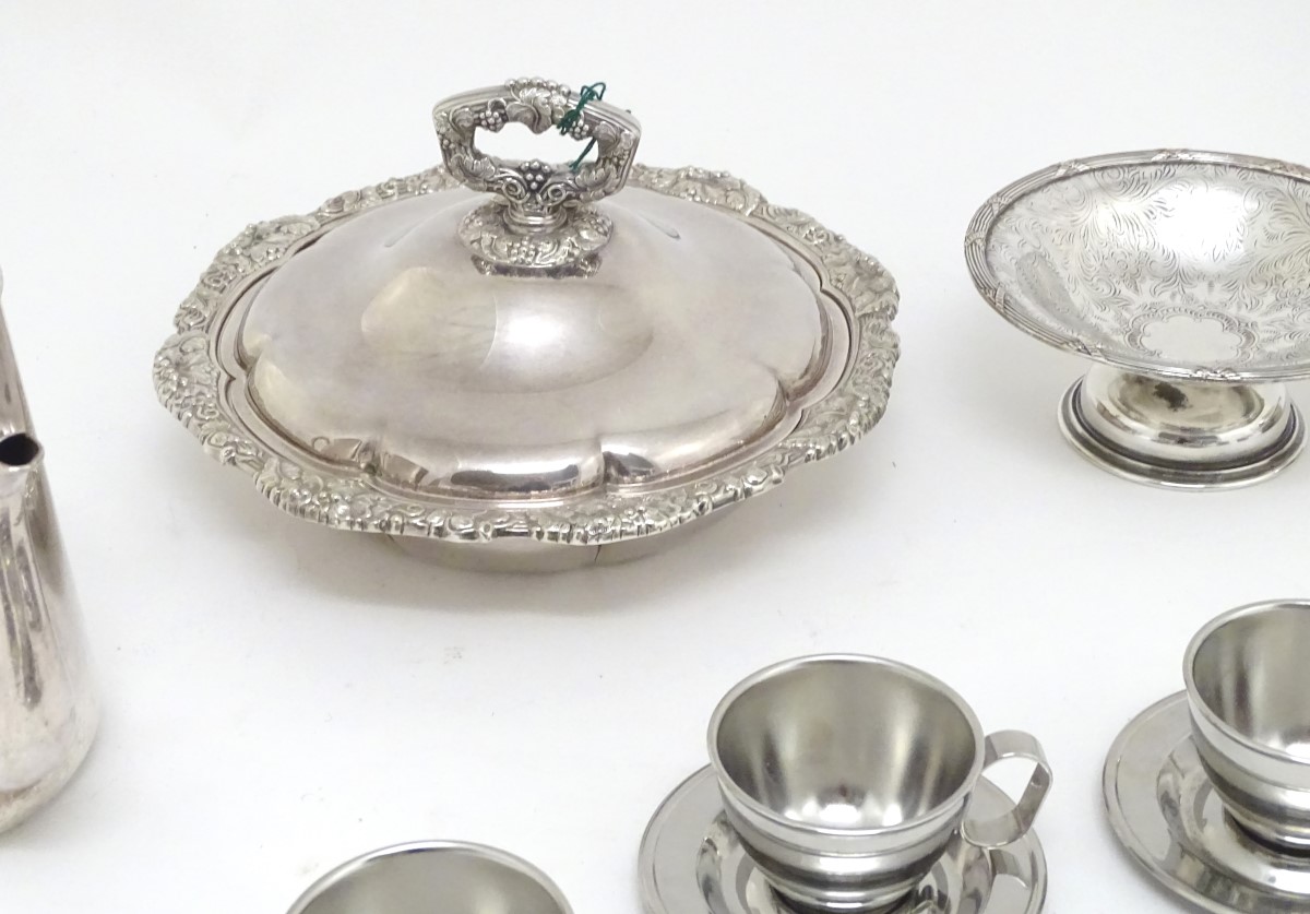 Assorted silver plated wares, to include serving dish, tray, muffin dish, etc. Please Note - we do - Image 8 of 21