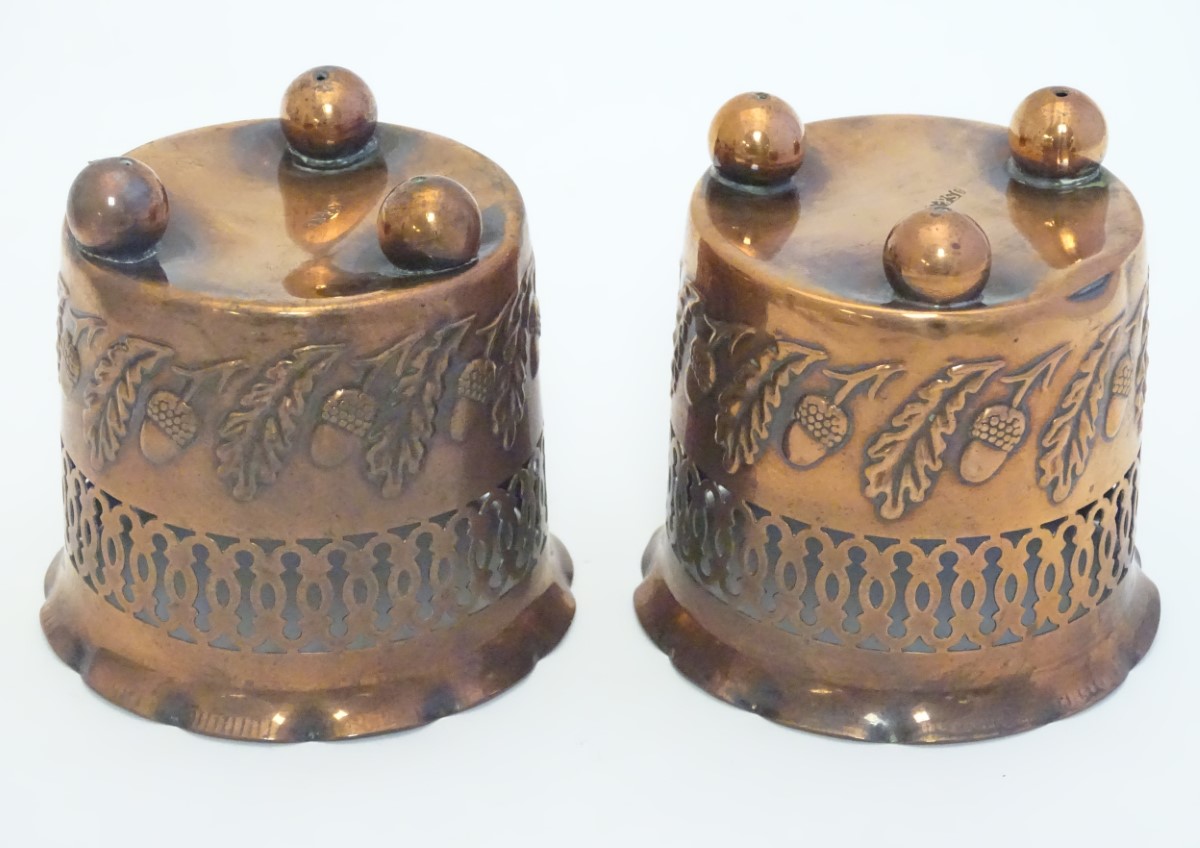 A pair of small copper planters with lobed rims, decorative reticulated banding and embossed acorn - Bild 13 aus 17